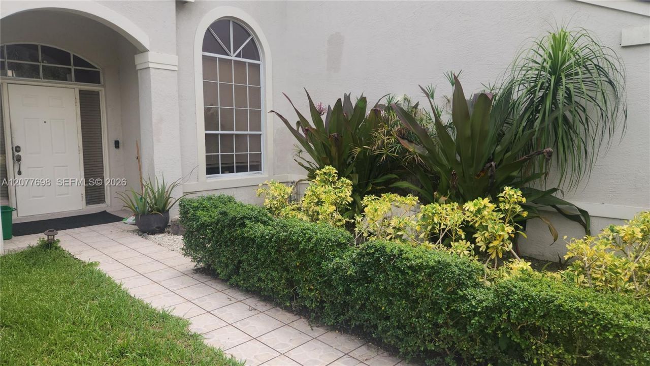 1055 NW 187th Ave , Pembroke Pines, FL 33029 Photo