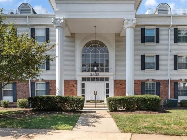 2335 Manor Grove Drive , Unit 10, Chesterfield, MO 63017