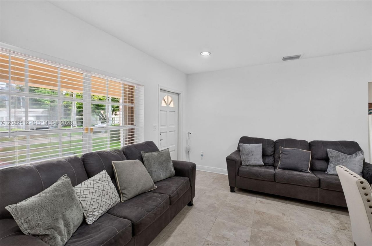 1590 NE 110th St , Miami, FL 33161 Photo