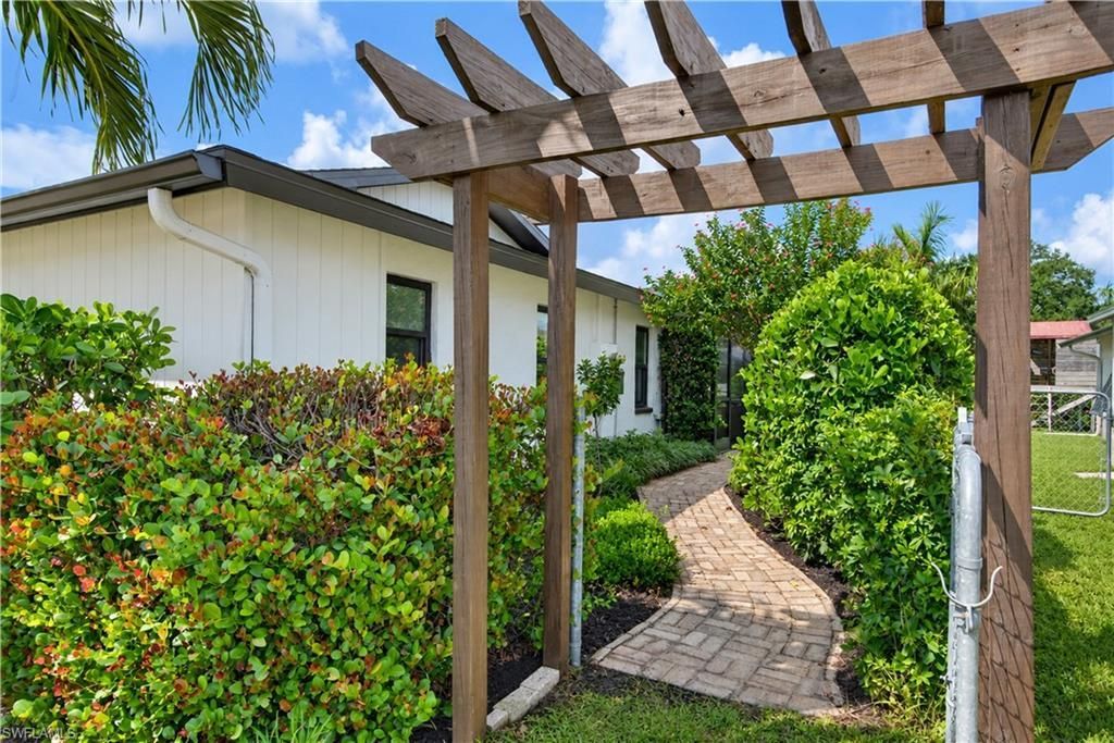 5573 Amoroso Dr, Fort Myers, FL 33919 Photo