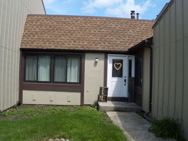 61 Westwood Square , Indian Head Park, IL 60525