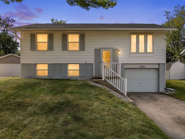 6701 Arbor Lane NE, Cedar Rapids, IA 52402