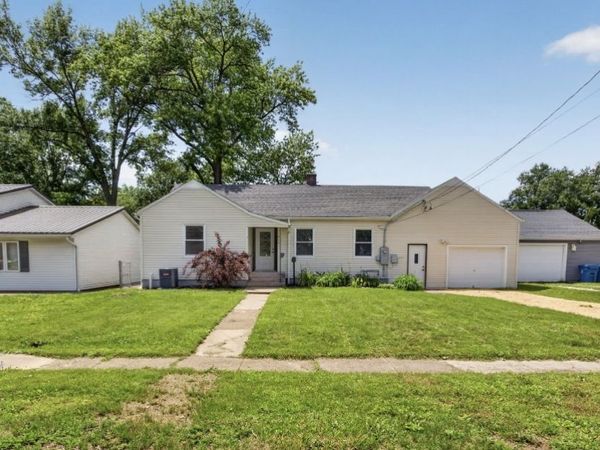 315 9th Avenue , De Witt, IA 52472