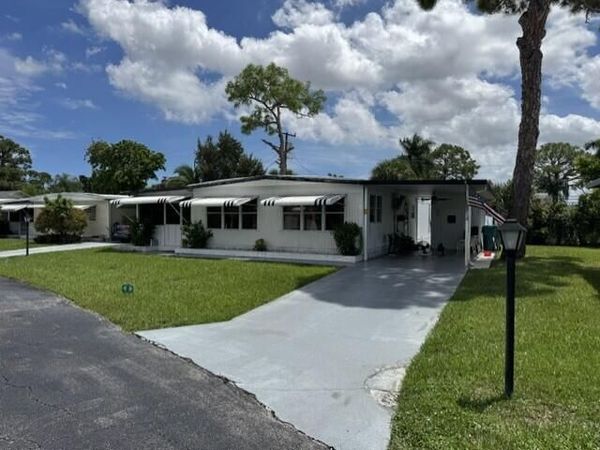 4042 Royal Manor Boulevard, Boynton Beach, FL 33436