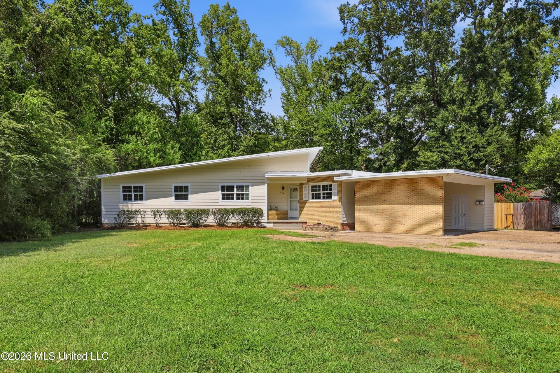 728 Colonial Circle, Jackson, MS 39211 Main Photo