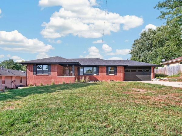 7037 Wilshire Boulevard , Windsor Heights, IA 50324