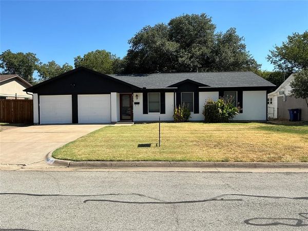 136 Jill Ann Drive, Burleson, TX 76028
