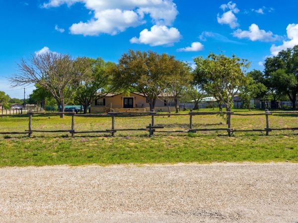205 Creekview Dr, Floresville, TX 78114