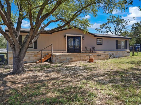 205 Creekview Dr, Floresville, TX 78114