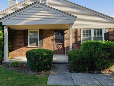 15762 Cambridge Drive , Unit 61, Clinton Township, Mi 48038