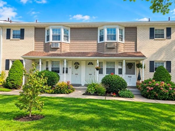 3909 Wilshire Lane, Unit 3909, Oakdale, NY 11769