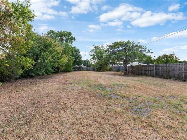 2801 Crystal Drive , Balch Springs, TX 75180