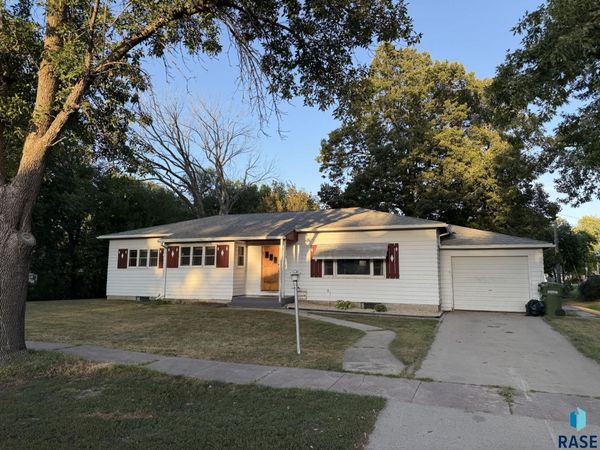 428 S Walnut St, Freeman, SD 57029