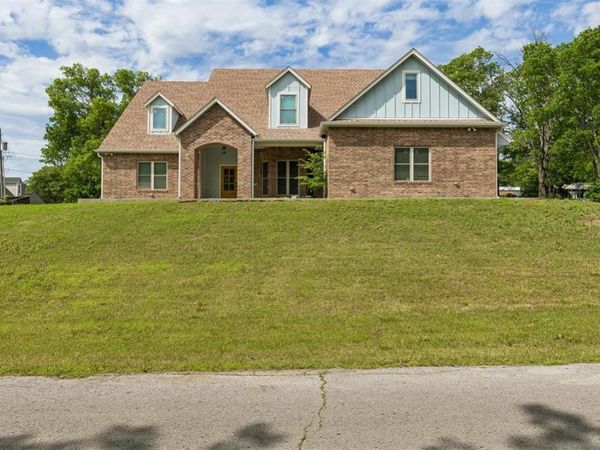 551 W 9th Avenue, Bristow, OK 74010