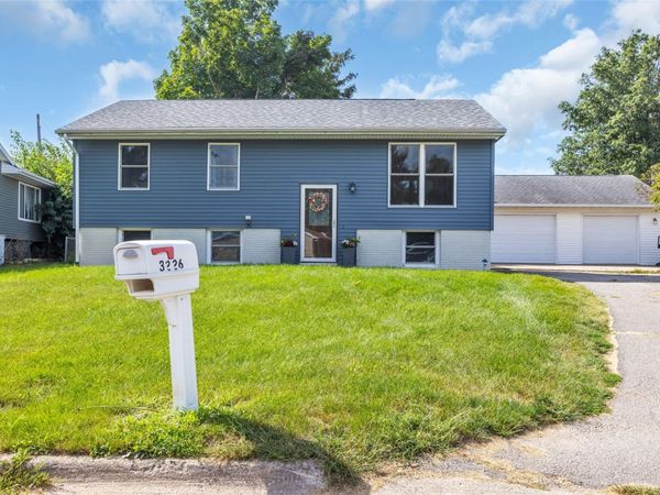 3226 Huxley Lane SW, Cedar Rapids, IA 52404
