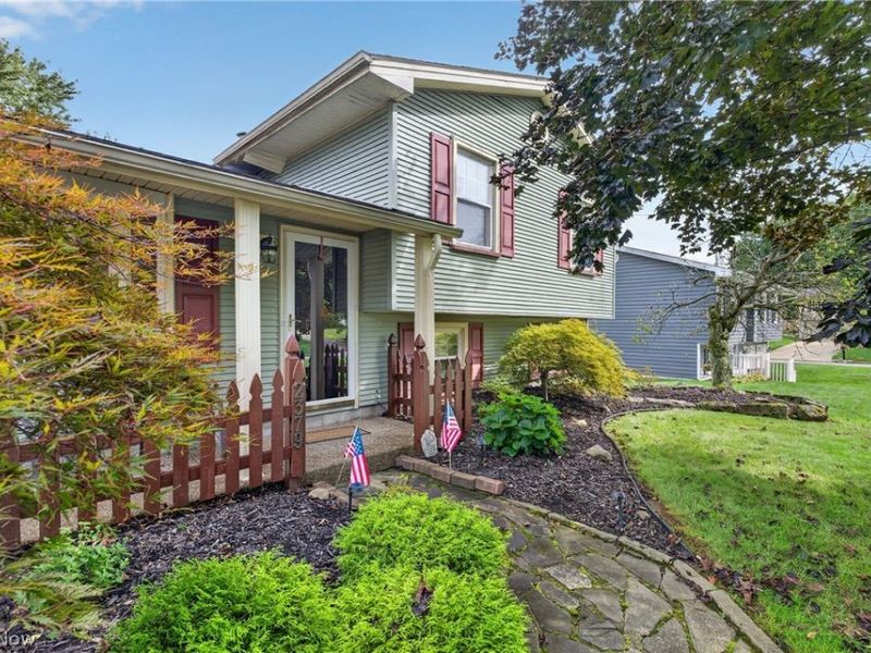 2379 Oak Trace Street, Youngstown, OH 44515 Photo 2