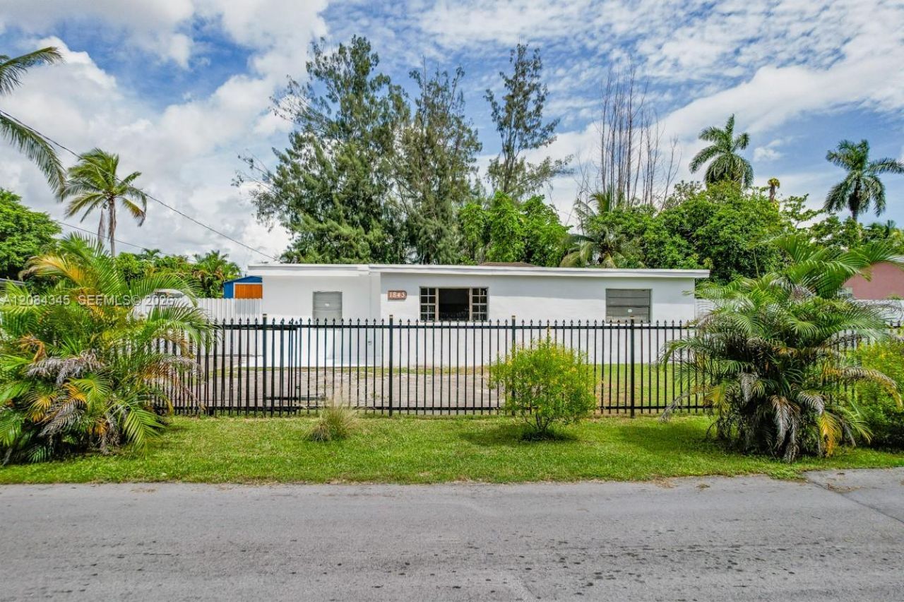 1843 NW 107th St, Miami, FL 33167 Photo
