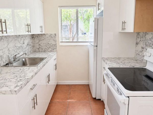 304 SE 9th Ct , Unit 8, Hallandale Beach, FL 33009