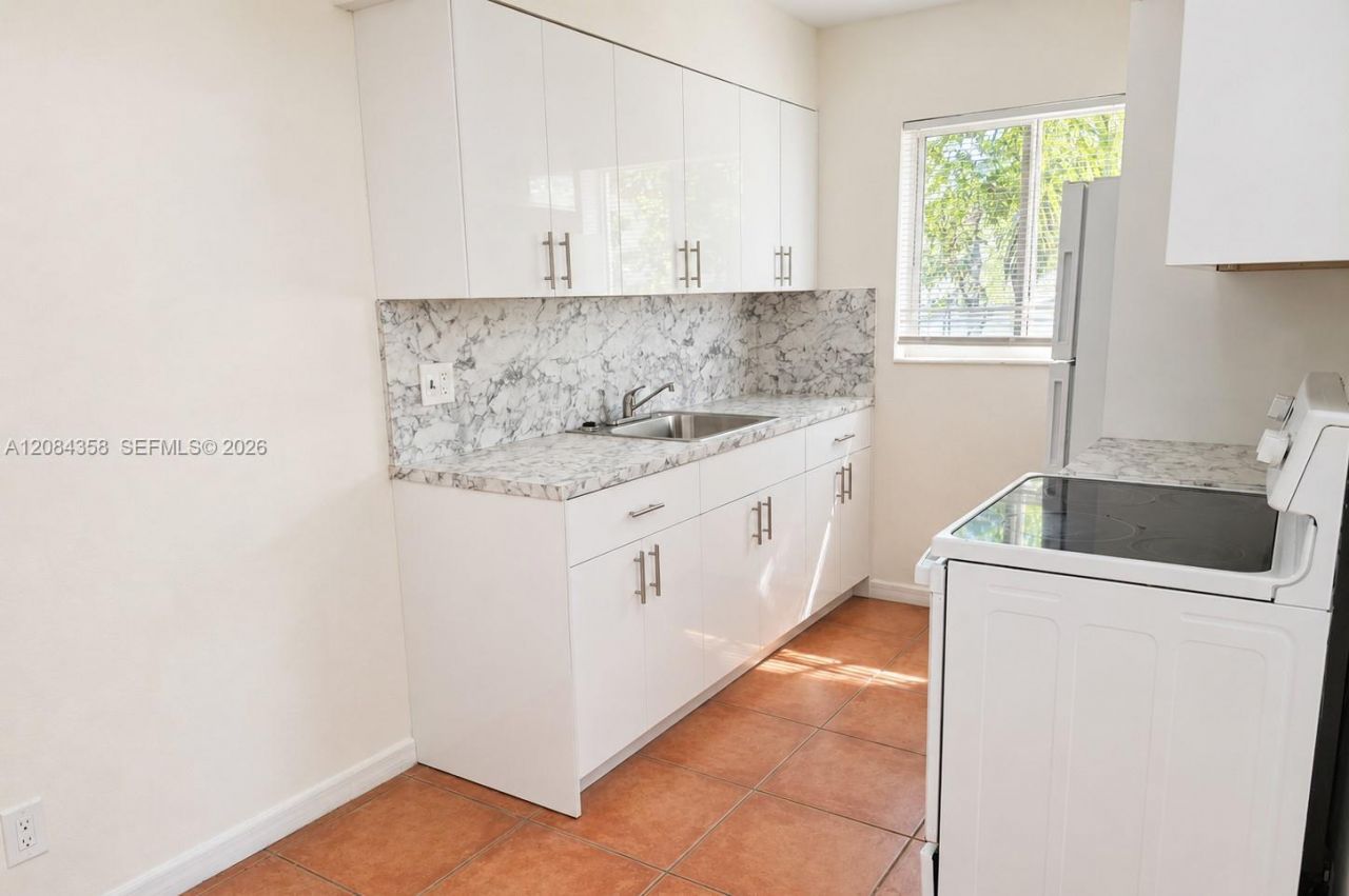 304 SE 9th Ct , Unit 8, Hallandale Beach, FL 33009 Photo