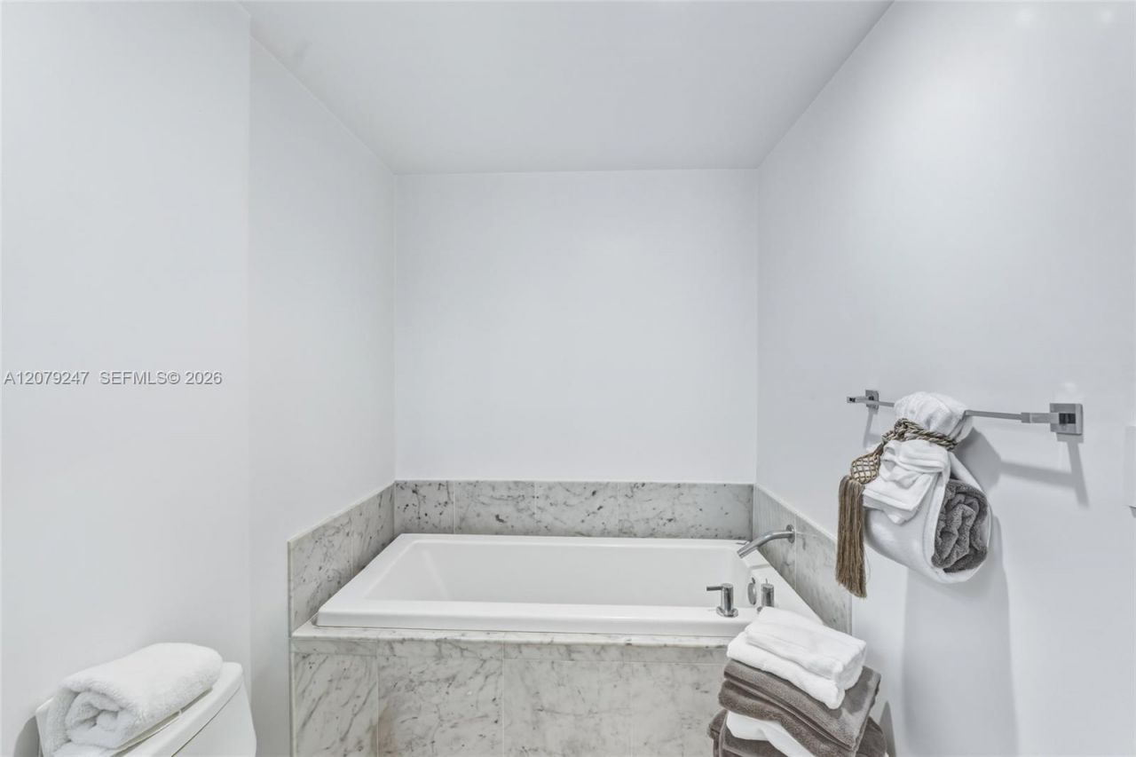 253 NE 2nd St, Unit 1007, Miami, FL 33132 Photo