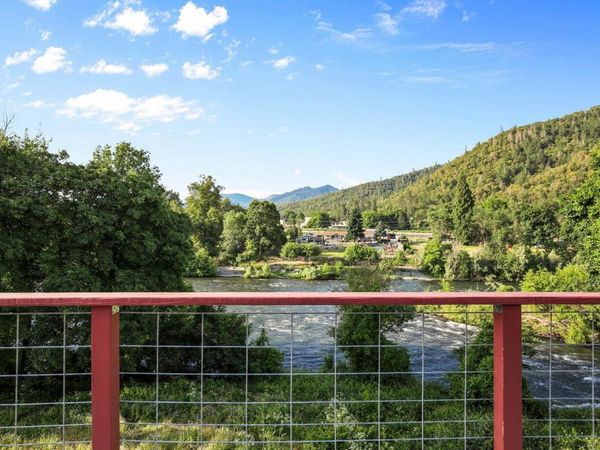 284 N 1st Avenue, Gold Hill, OR 97525