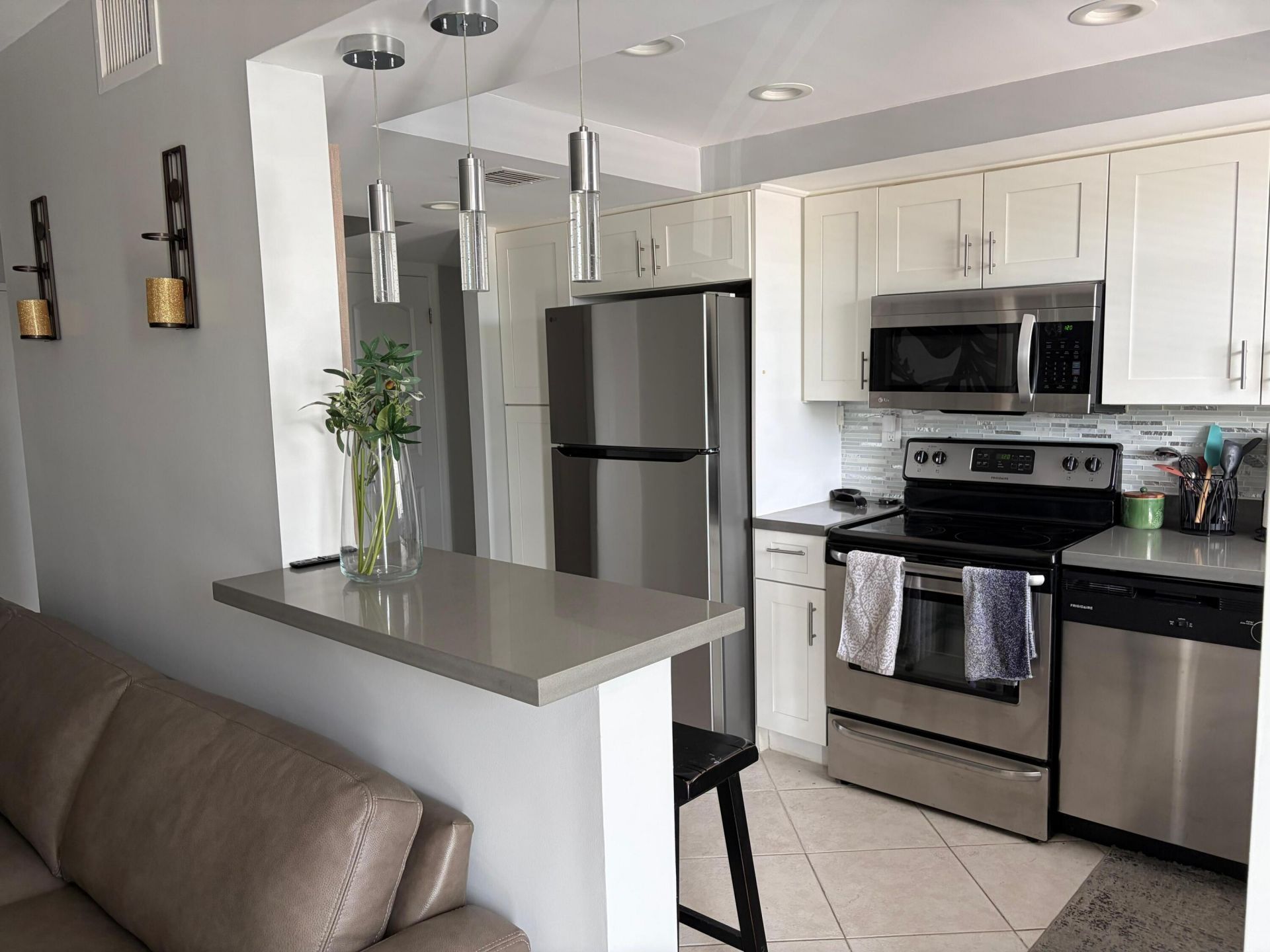 137 Golden Isles Drive, Unit 412, Hallandale Beach, FL 33009 Photo