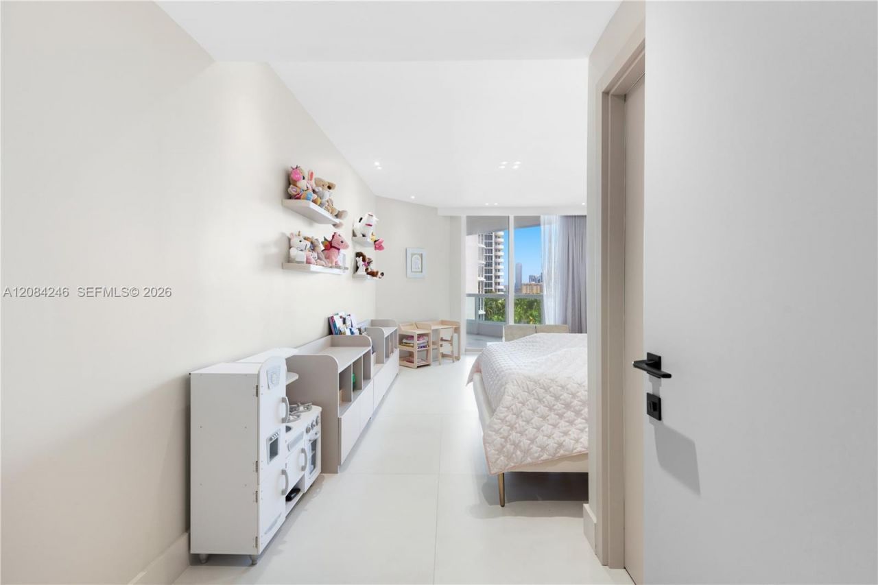 21050 Point Pl , Unit 902, Aventura, FL 33180 Photo