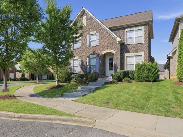 1099 Paddock Park Cir, Gallatin, TN 37066