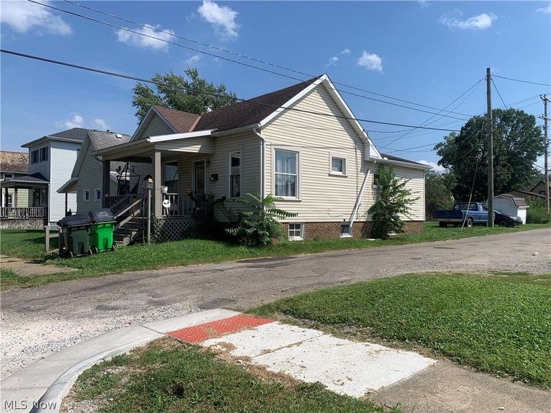 420 5th Street E, Uhrichsville, OH 44683 Photo 1
