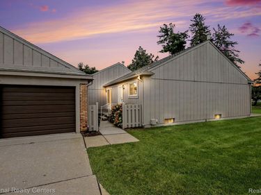 12486 CAMBRIDGE BLVD 10 MILE AND RUSHTON, Green Oak Township, Mi 48169