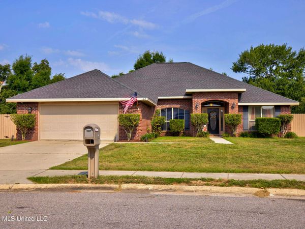 160 Saltmeadow Circle, Ocean Springs, MS 39564