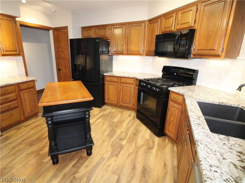 138 Loyola Drive, Elyria, OH 44035 Photo 3