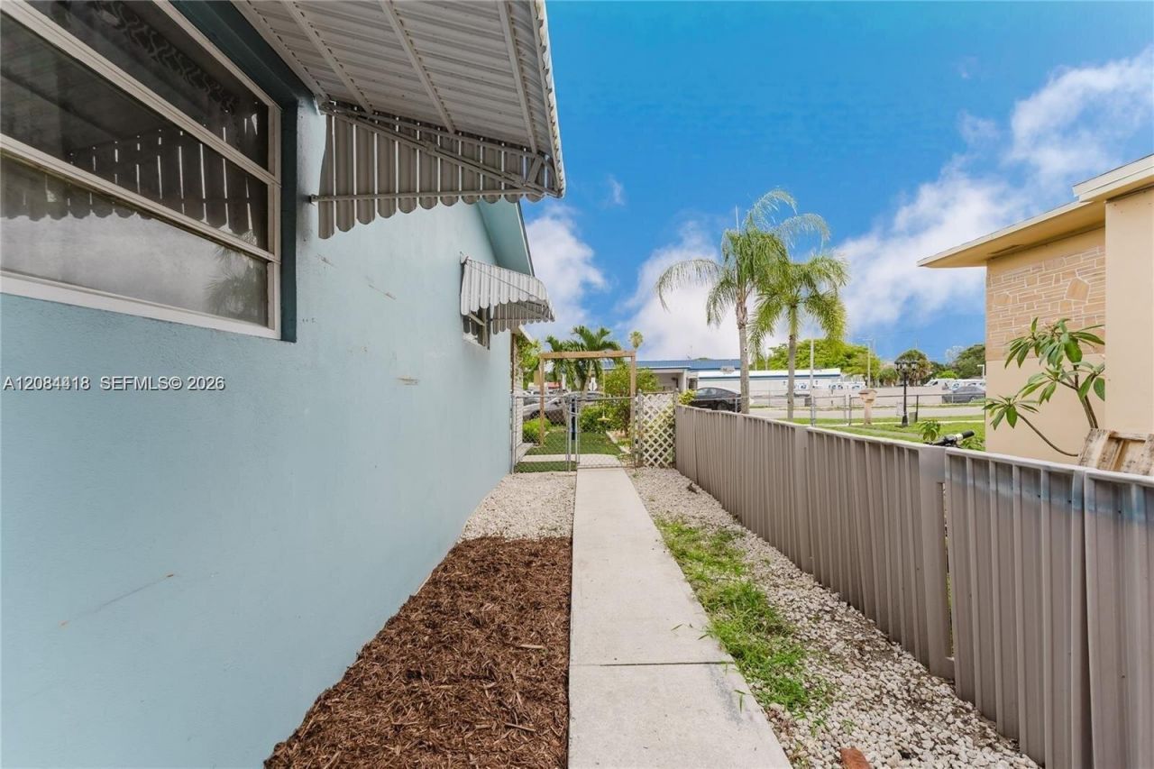5737 Grant St, Unit 2, Hollywood, FL 33021 Photo