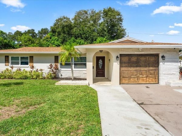 490 E LAKE DRIVE , LARGO, FL 33771
