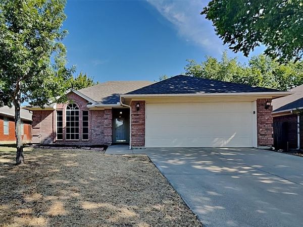 1036 Spring Hill Drive , Saginaw, TX 76179