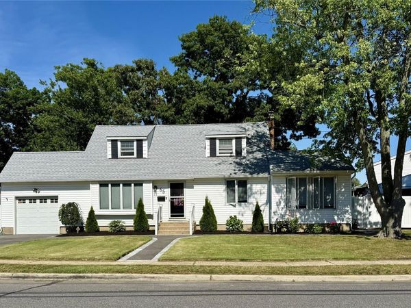 65 Westwood Road N, Massapequa Park, NY 11762