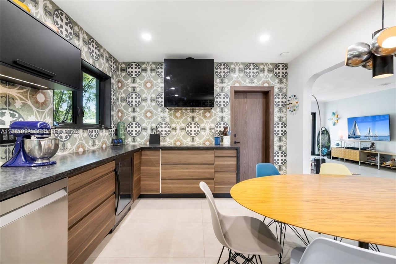 8818 Carlyle Ave, Surfside, FL 33154 Photo