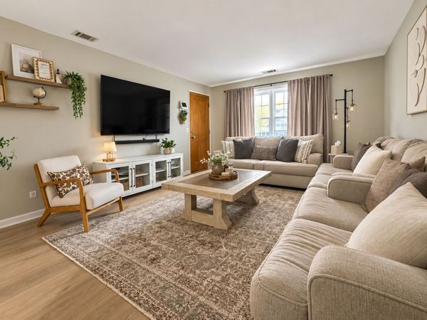 6743 W Irving Park Road, Unit 202, Chicago, IL 60634