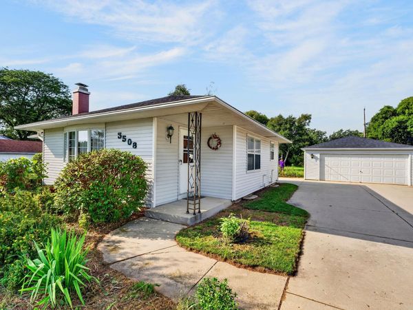 3508 E Oakwood Rd, Oak Creek, WI 53154