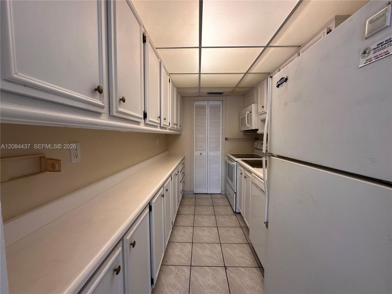 201 178th Dr, Unit 527, Sunny Isles Beach, FL 33160 Photo