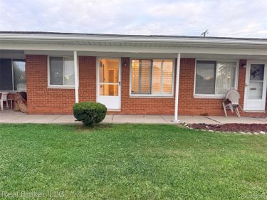 22444 KELLY Road , Unit 11, Eastpointe, Mi 48021