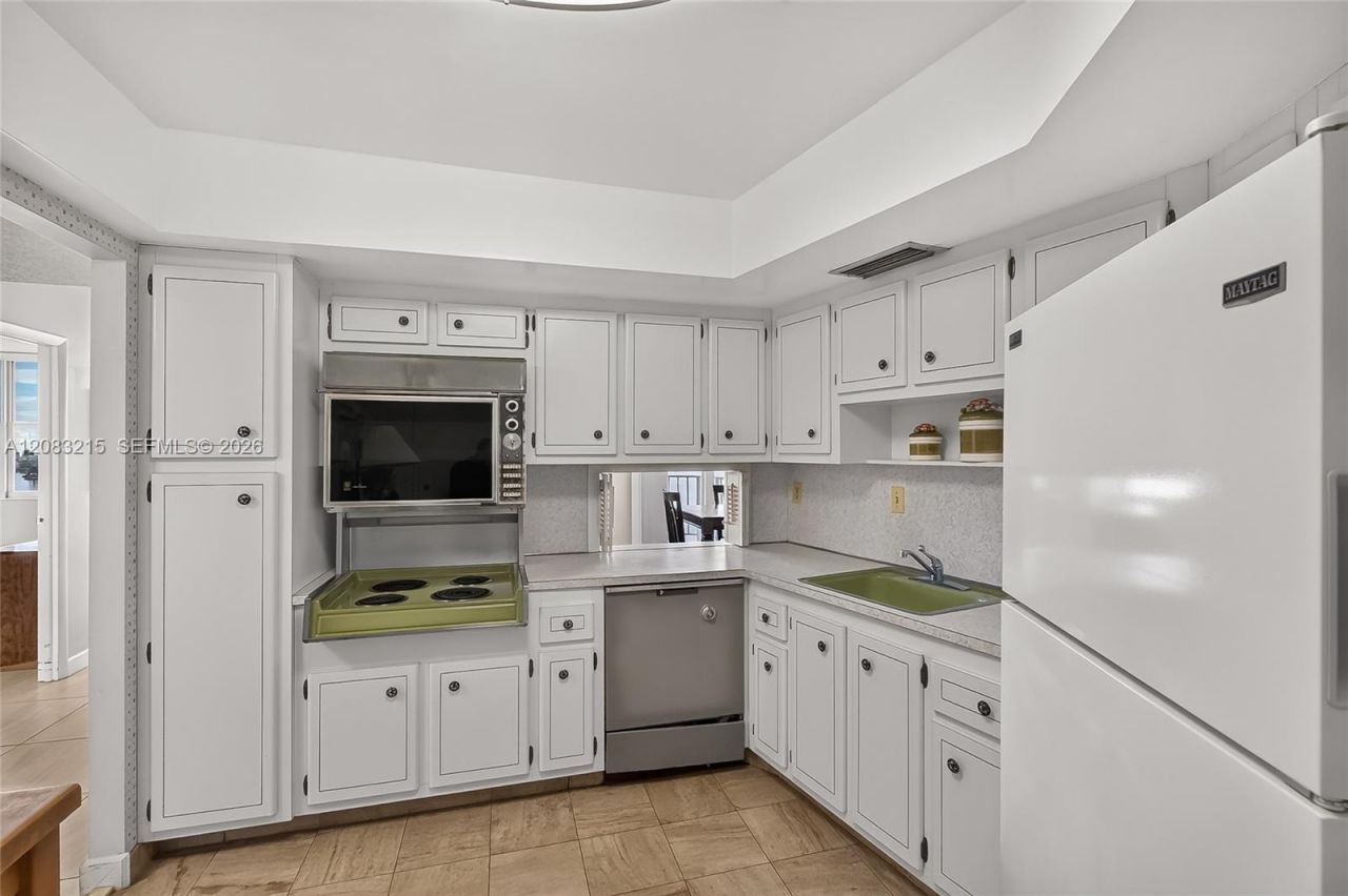 11930 N Bayshore Dr, Unit 1405, North Miami, FL 33181 Photo