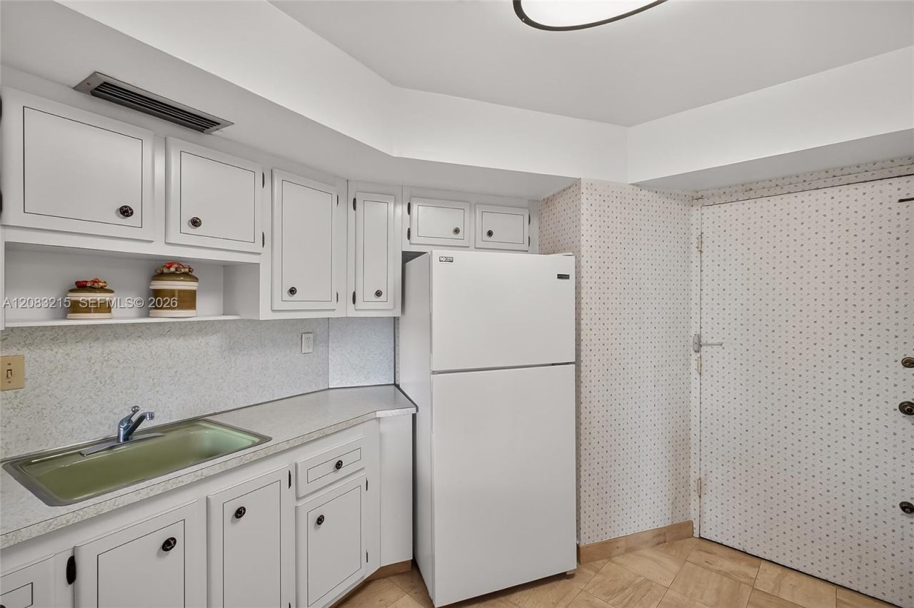 11930 N Bayshore Dr, Unit 1405, North Miami, FL 33181 Photo