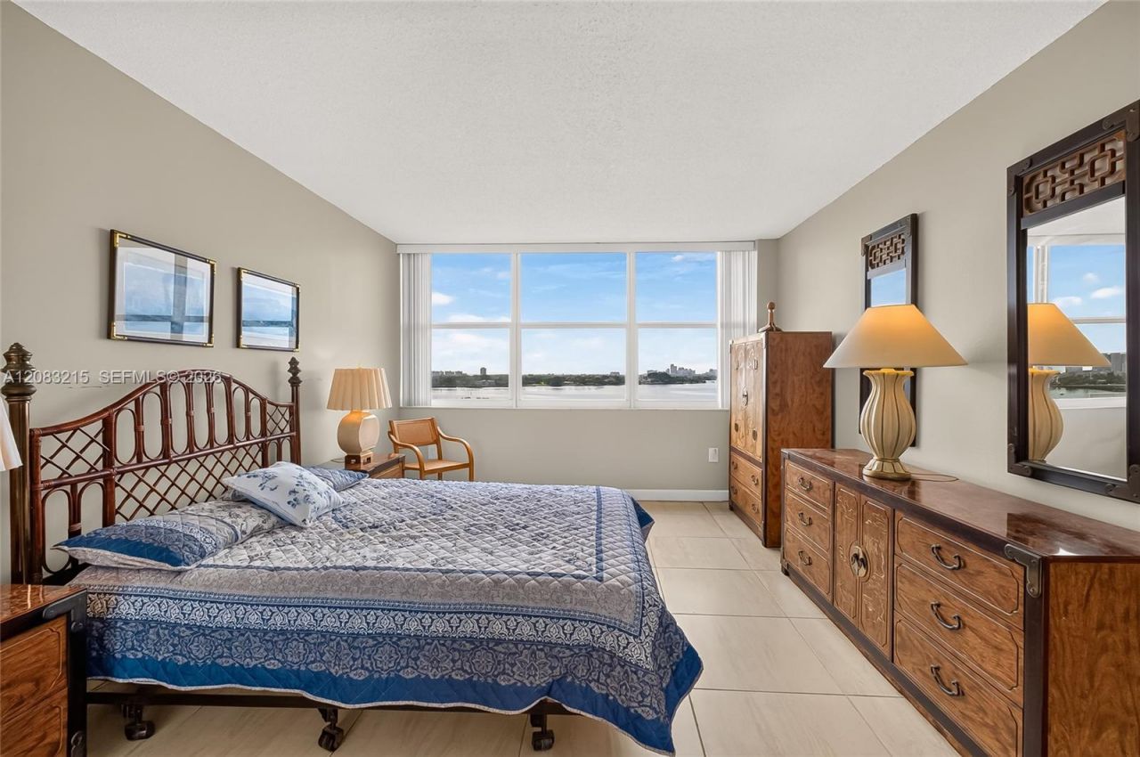 11930 N Bayshore Dr, Unit 1405, North Miami, FL 33181 Photo