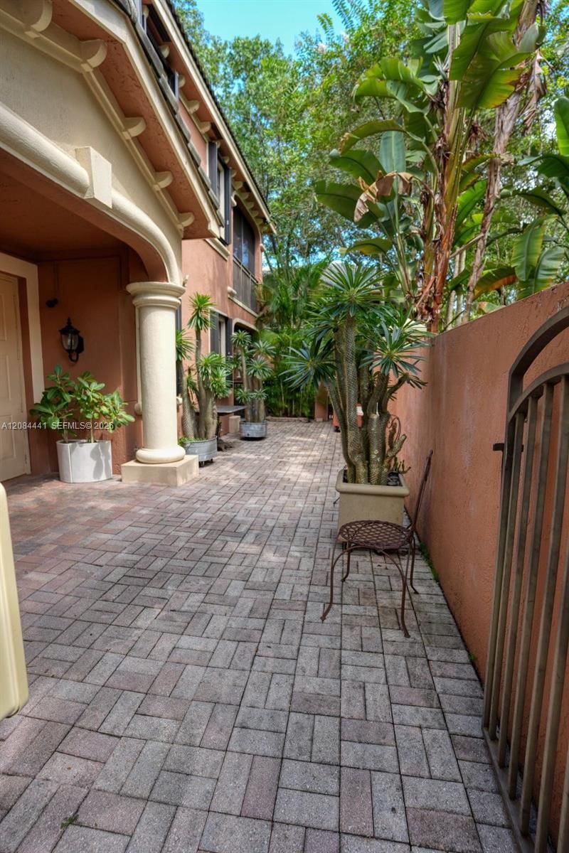 2706 Kinsington Cir, Unit 23-2, Weston, FL 33332 Photo