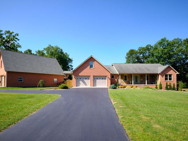 837 E Deer Creek Drive, Crossville, TN 38571