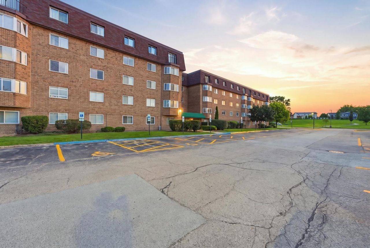 300 S Roselle Road , Schaumburg, IL 60193