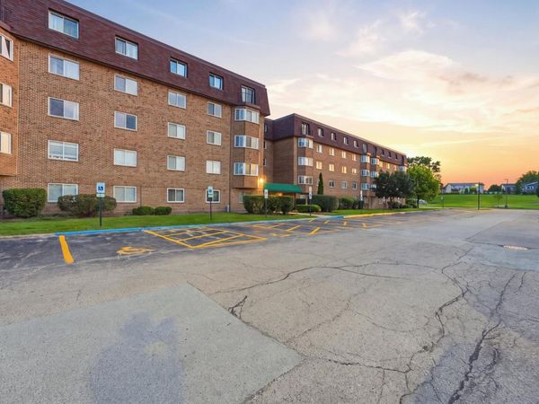 300 S Roselle Road , Unit 522, Schaumburg, IL 60193