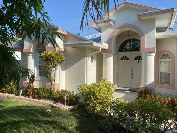 962 SE BREAKWATER Avenue, Port St. Lucie, FL 34983