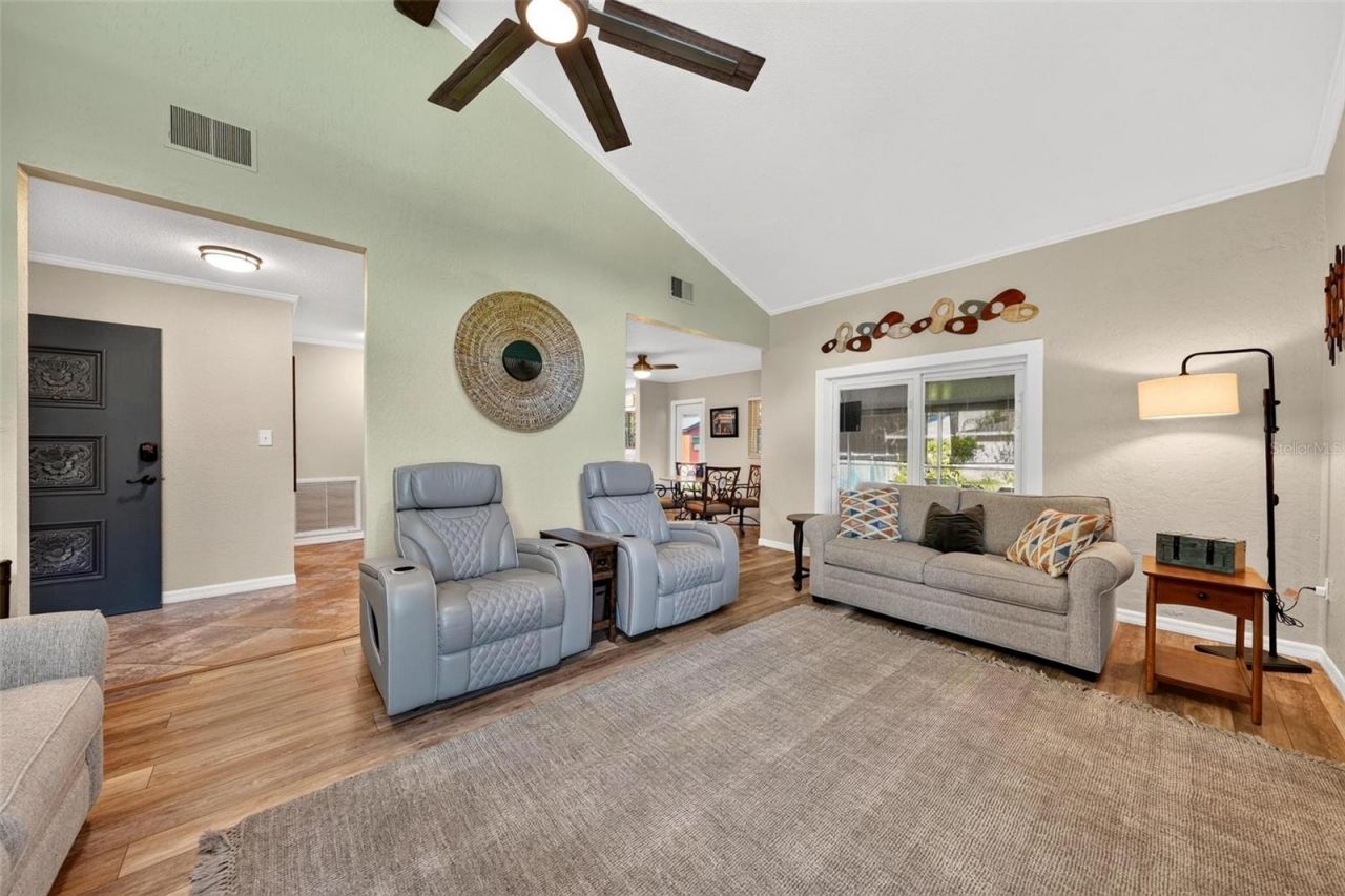 8106 Spring Drive , Yalaha, FL 34797 Photo